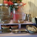 ダルバート食堂 - 水はセルフ。氷ありと無し。