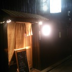 春吉の裏通りにあります。