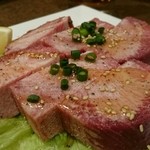 炭火焼肉まうみ - 黒タン(厚切り)