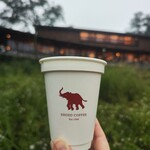 SHOZO COFFEE KARUIZAWA - ドリンク写真:建物をバッグにカップ