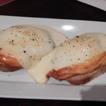 NOBI - 自家製スカモルッツァチーズ・バケット添え