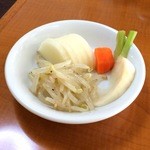 和風らーめん 金子 - サービスのぬか漬け＆もやし