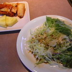 冷麺専門店 KORYO - セルフサービスのサラダとキムチ