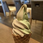霧の森菓子工房 松山店 - ほうじ茶と抹茶のミックスソフトクリーム　450円