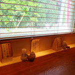 Ueno Yabu Kaneko - 木洩れ日が射す、窓際のカウンター。