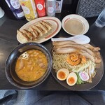 幸楽苑 - 料理写真:海老味噌つけ麺(大盛、味玉、プレミアムチャーシュー、背アブラ)、餃子