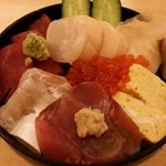 きり山 - 海鮮丼には6種類のネタが入る。