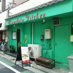 店の外観は緑色です。