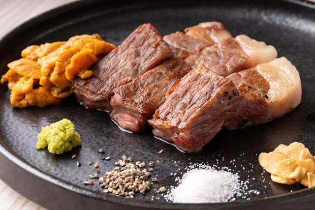 黒毛和牛サーロインに雲丹添え御前