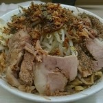 ラーメン荘 歴史を刻め - 豚ラーメン汁無し、チーズトッピング(麺の中)、野菜マシ、脂マシマシ