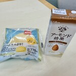 LAWSON - 料理写真:クリームたっぷり!ふわもち冷やしクリームパン ダブルカスタード、グリコ アーモンド効果 3種のナッツ