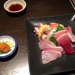 寿司バール Gyosai - 塩うに（左）５種盛り(右）