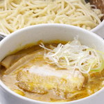 Karunichindou - 隠し味の鶏油で、豚骨スープとの一体感が生まれた、淡路島カレーの魅力を活かすスープです