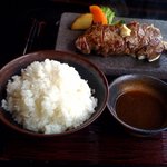 さんのおん - ロースステーキランチ150ｇ、ご飯おかわり自由、みそ汁付き