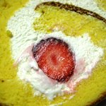 フジヤ和洋菓子店 - よくばりなロールケーキ　アップ