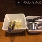 らーめん 日吉天神 - 卓上にはニンニクもあります