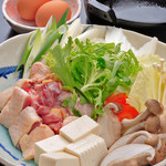 Naniwa No Yakitoriya To-San - 名物「鶏のすき焼き」特製割り下でお楽しみください。宴会コースと一人鍋がございます。宴会コースは要予約。