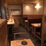 炭火焼鳥 西田屋 - カウンター9席、テーブル20席、全29席