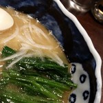 鶏そば十番156 - 中華そばの青菜と玉ねぎ。