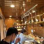 Boulangerie Queue - 店内の様子（狭い！）
