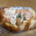 パン工場 - 料理写真:明太ポテト270円。 明太子味のポテトサラダをトッピングした総菜パンです。