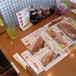 名古屋名物 みそかつ 矢場とん - テーブル