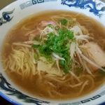曽我 - ラーメンの具はチャーシュー1枚、蒲鉾、もやし、青ねぎにメンマといううより筍スライスが入っています