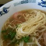 曽我 - 麺は中～高加水の手もみ風縮れ麺で茹で加減は柔らかめ