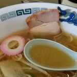 曽我 - スープは鶏がら醤油味であっさり優しい味、濃いスープが好みの方には少し物足らないかも。チャーシューは小さいのが１枚でやや甘めの下味がついていてまずまず^^。　穴のあいた蒲鉾は珍しい！