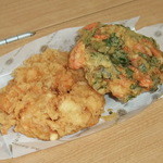 Ginza Tenichi - 小海老のかき揚げ（左）と地海老のかき揚げ（右）