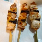 地鶏屋 - 料理写真:ねぎま。左２本は、宮崎日南鶏、右端は、徳島阿波尾鶏