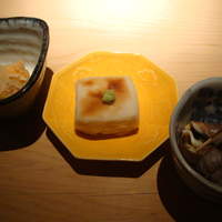 うち山 - 小鉢三種　南蛮漬け　胡麻豆腐　つぶ貝煮付