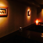 エバンス - テーブル席とマスターお手製のオブジェたち