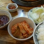 成吉思汗 だるま - キムチとチャンジャも頼みました（２０１５年４月）。