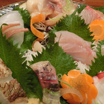 まるしょう - お刺身盛合せ 1,500円～。