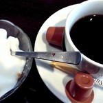 新三昧 - デザートの杏仁豆腐と午後1時以降入店でサービスのコーヒーです