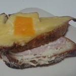 ブーランジェリー ブルディガラ - 香ばしく旨味のあるバゲットに、なめらかなベシャメルと旨味の強いハム、表面のとろ～りチーズが最高！