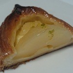 ブーランジェリー ブルディガラ - シャクっと香り良い洋梨に、まったりカスタードの甘味がマッチ