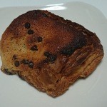 ブーランジェリー ブルディガラ - パリパリサクサクの生地がたまらない、贅沢なショコラダマンド320円