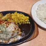 サイゼリヤ - 料理写真:イタリアンハンバーグ500円税込+ライス150円税込