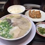 元祖 名島亭 - ラー博は俺の社員食堂。  平日限定ラソチセットはじまりました！  というわけで、今日はザーギョーセット。ラーメソ＋ザーギョー4つ＋ごはんで980円。イイね！ 