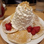 エッグスンシングス - ストロベリーホイップクリームナッツパンケーキ☆1150円