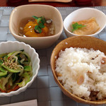 Harushokudou - 創作和食(^O^)お味噌汁も付いています！
                      豆ご飯が美味しい