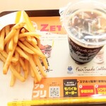 ゼッテリア - ドリンク写真:ポテトM、フェアトレードアイスコーヒー