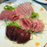 喜美松 - もつ刺し盛り合わせ（キャン玉、タン、ハツ、レバ/左上から時計回りに）