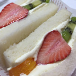 ヒヨシヤ - フルーツサンドイッチ260円