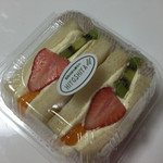 ヒヨシヤ - フルーツサンドイッチ260円