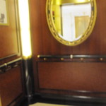 ビクターズ - エレベーター内