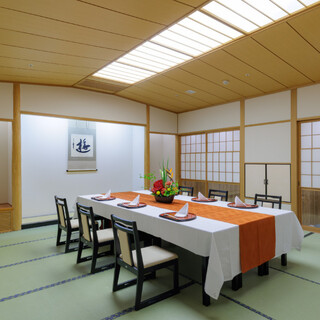 富士房（可容納4至8位客人）。每位收費1,265日圓，需提前預約。