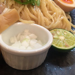 つけ麺四代目みさわ - 玉ねぎは最初に♫